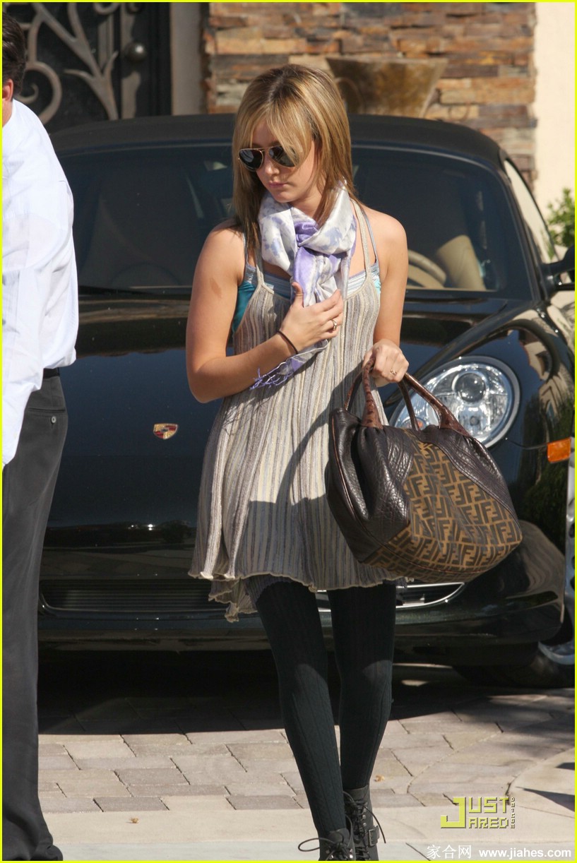 [CELEBRITY PANTYHOSE]Ashley Tisdale in nylon stockings,pantyhose,tights 8[6]
