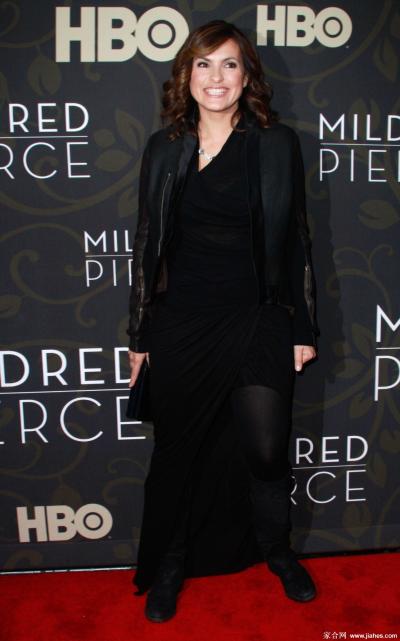[CELEBRITY PANTYHOSE]Mariska Hargitay in nylon stockings,pantyhose,tights