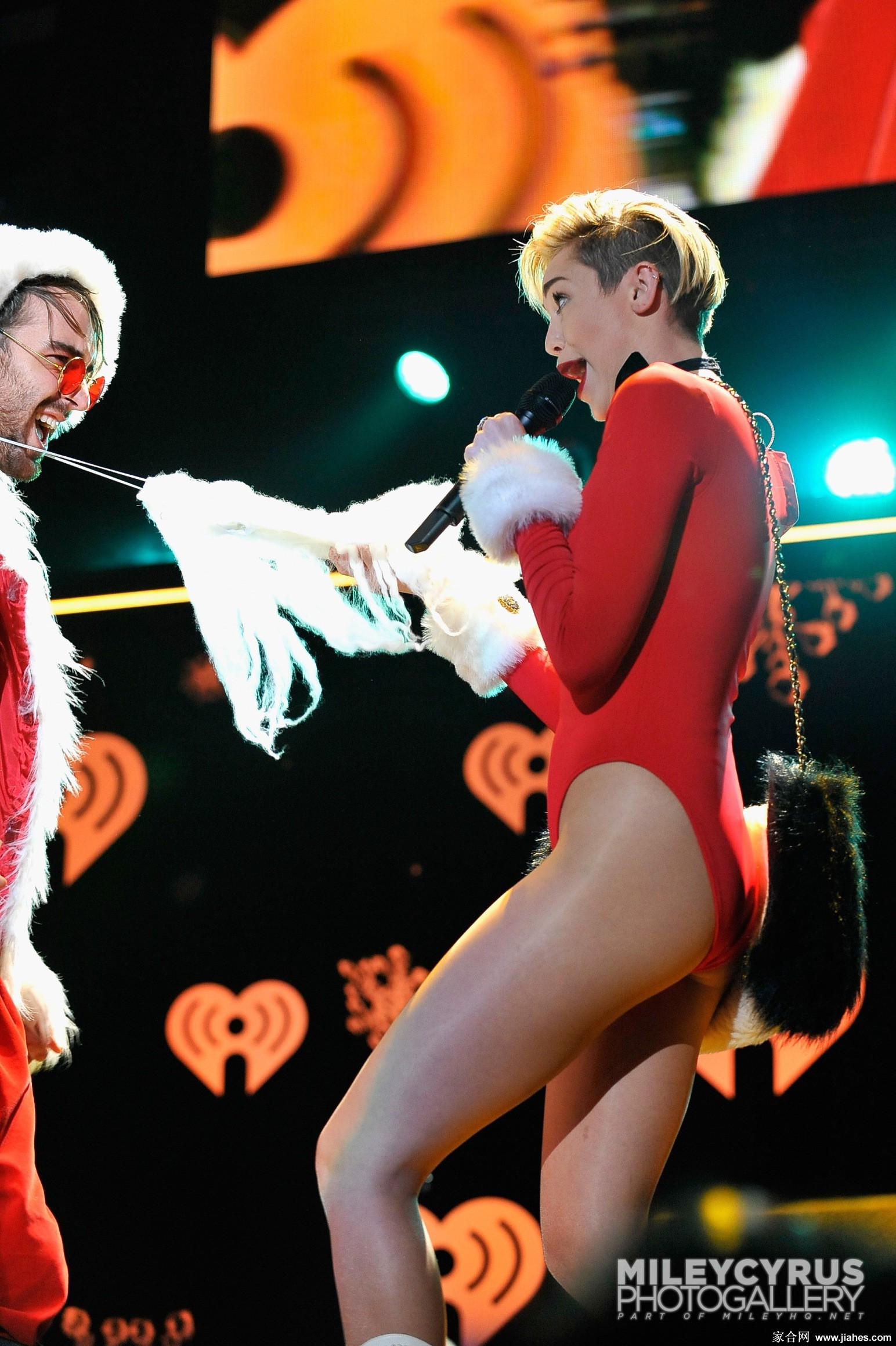 [CELEBRITY PANTYHOSE]Miley Cyrus in nylon stockings,pantyhose,tights 3[7]