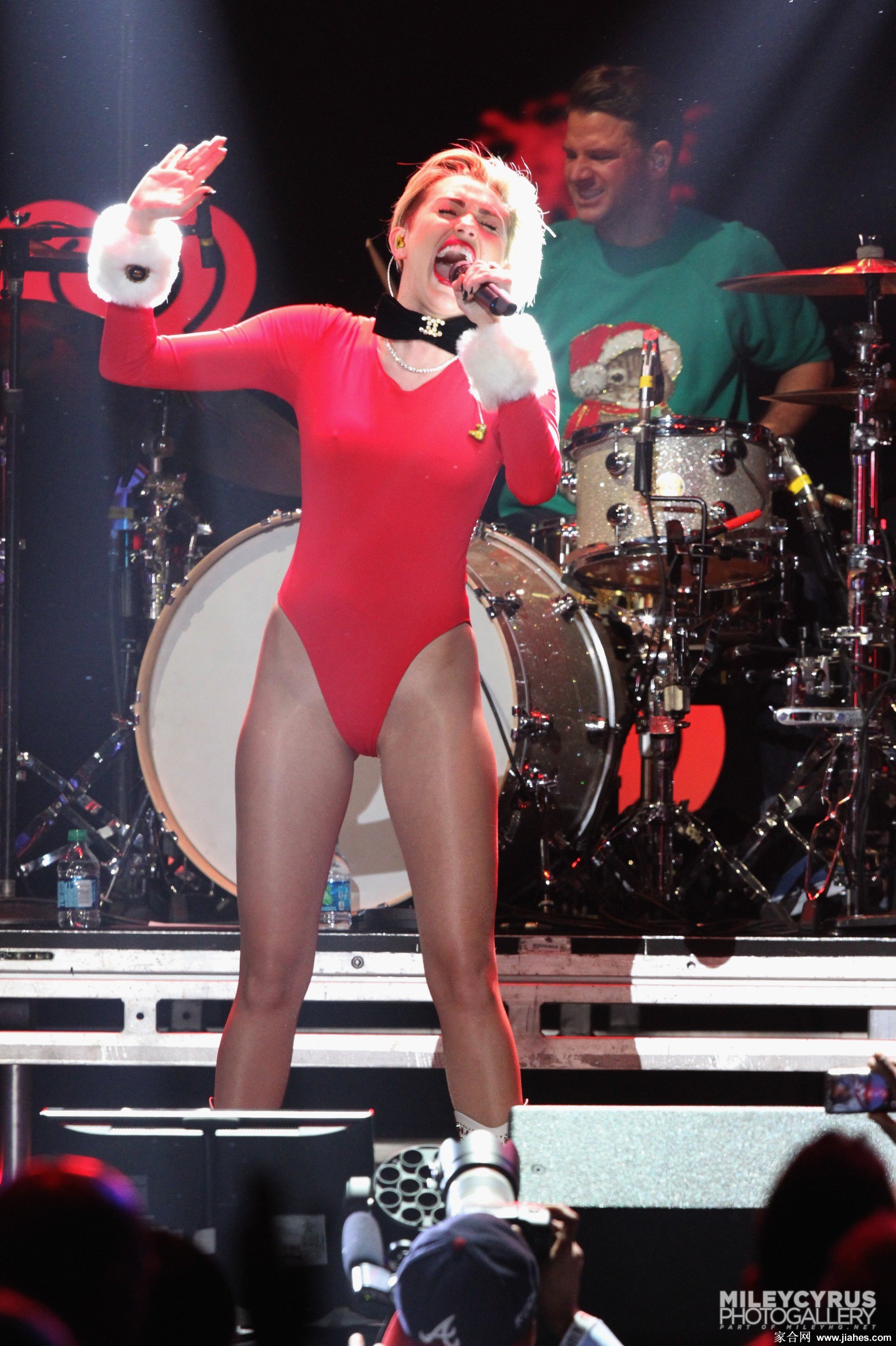 [CELEBRITY PANTYHOSE]Miley Cyrus in nylon stockings,pantyhose,tights 3[8]