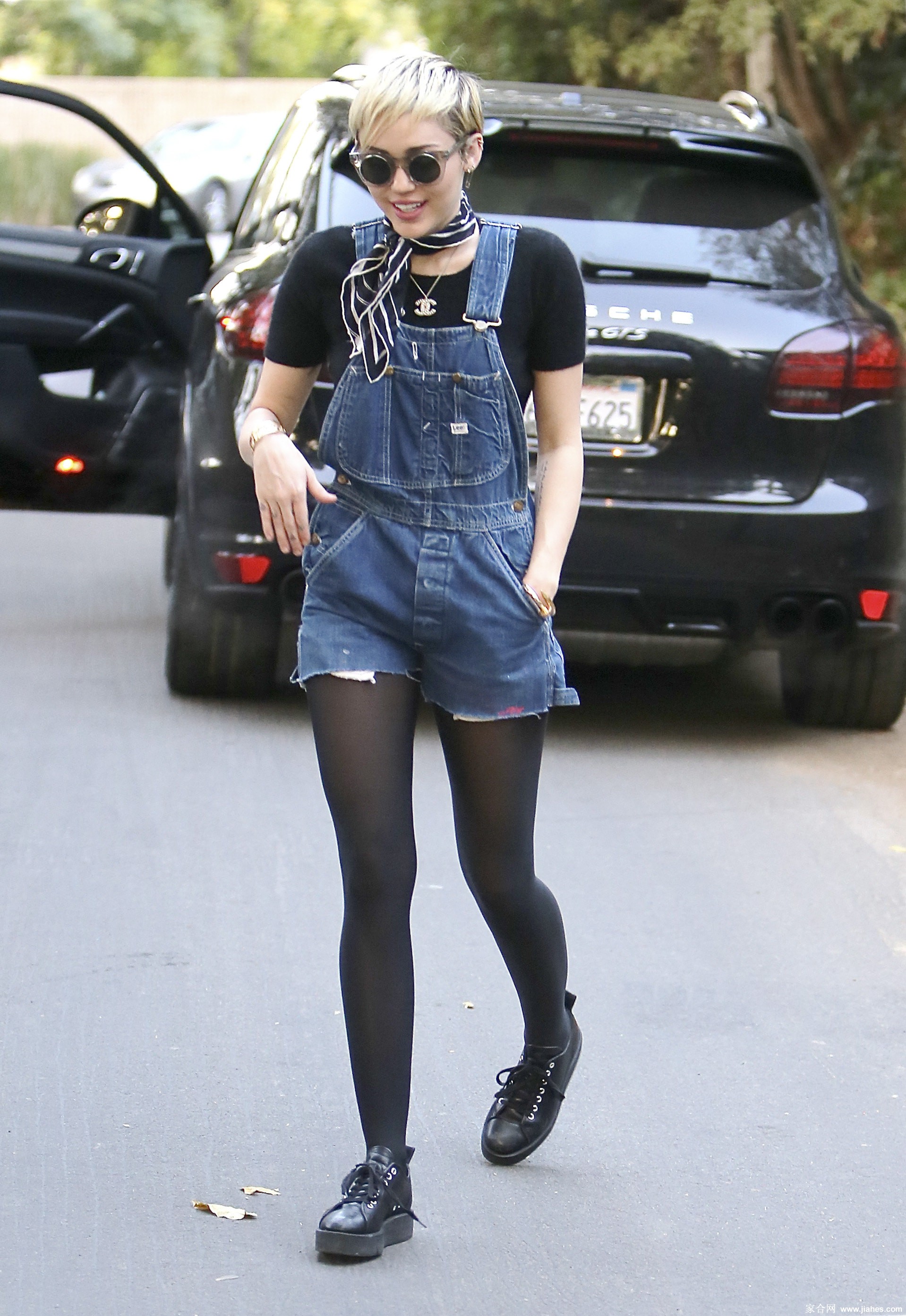 [CELEBRITY NYLON]Miley Cyrus in nylon stockings,pantyhose,tights 8[3]