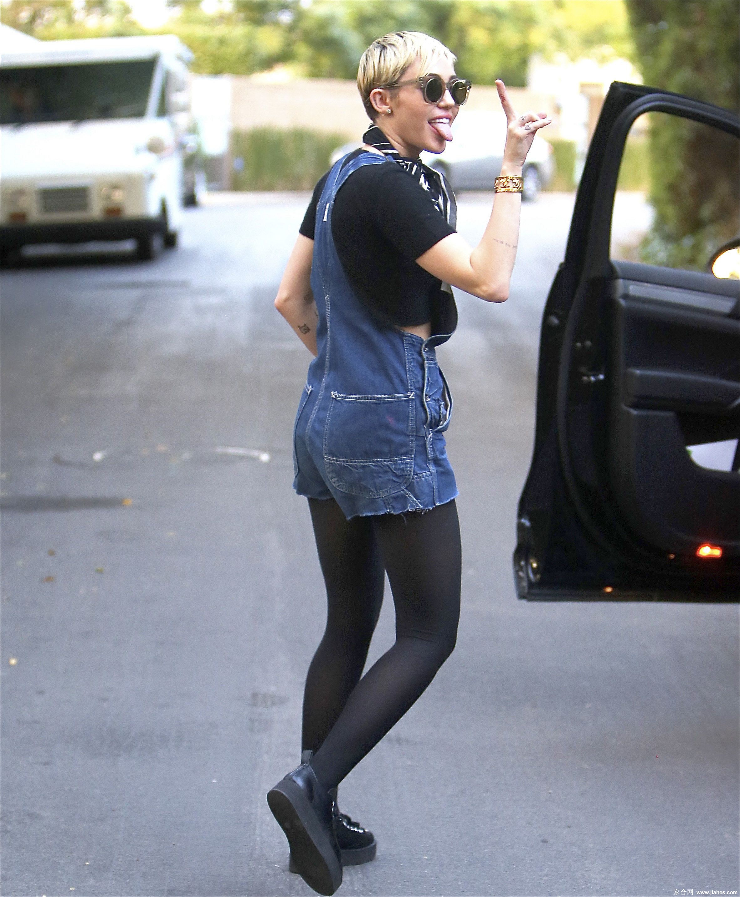 [CELEBRITY NYLON]Miley Cyrus in nylon stockings,pantyhose,tights 8[5]