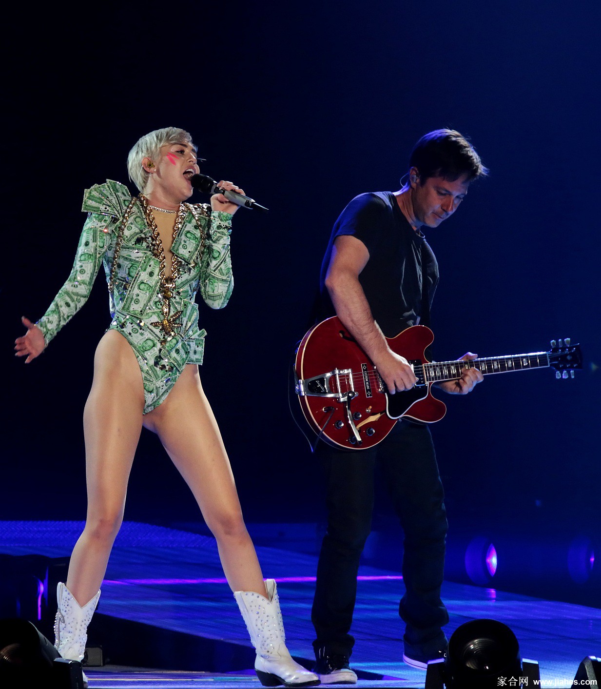 [CELEBRITY NYLON]Miley Cyrus in nylon stockings,pantyhose,tights 14[4]