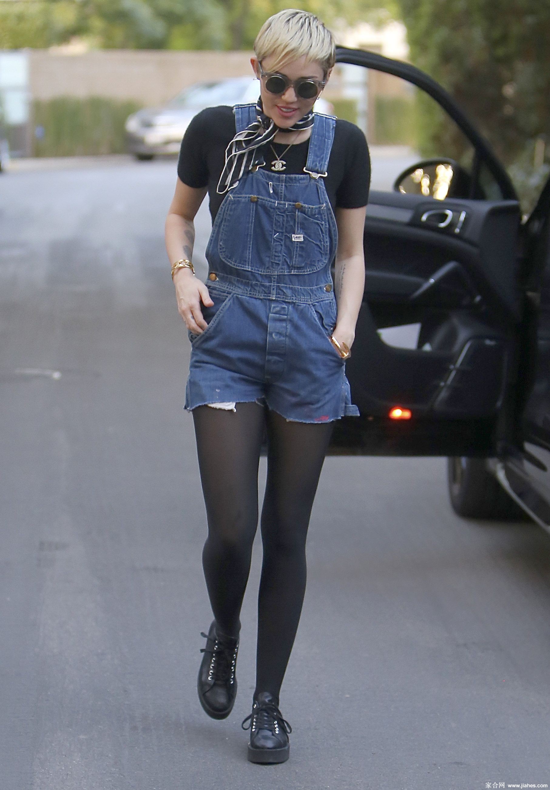 [CELEBRITY PANTYHOSE]Miley Cyrus in nylon stockings,pantyhose,tights 15[2]