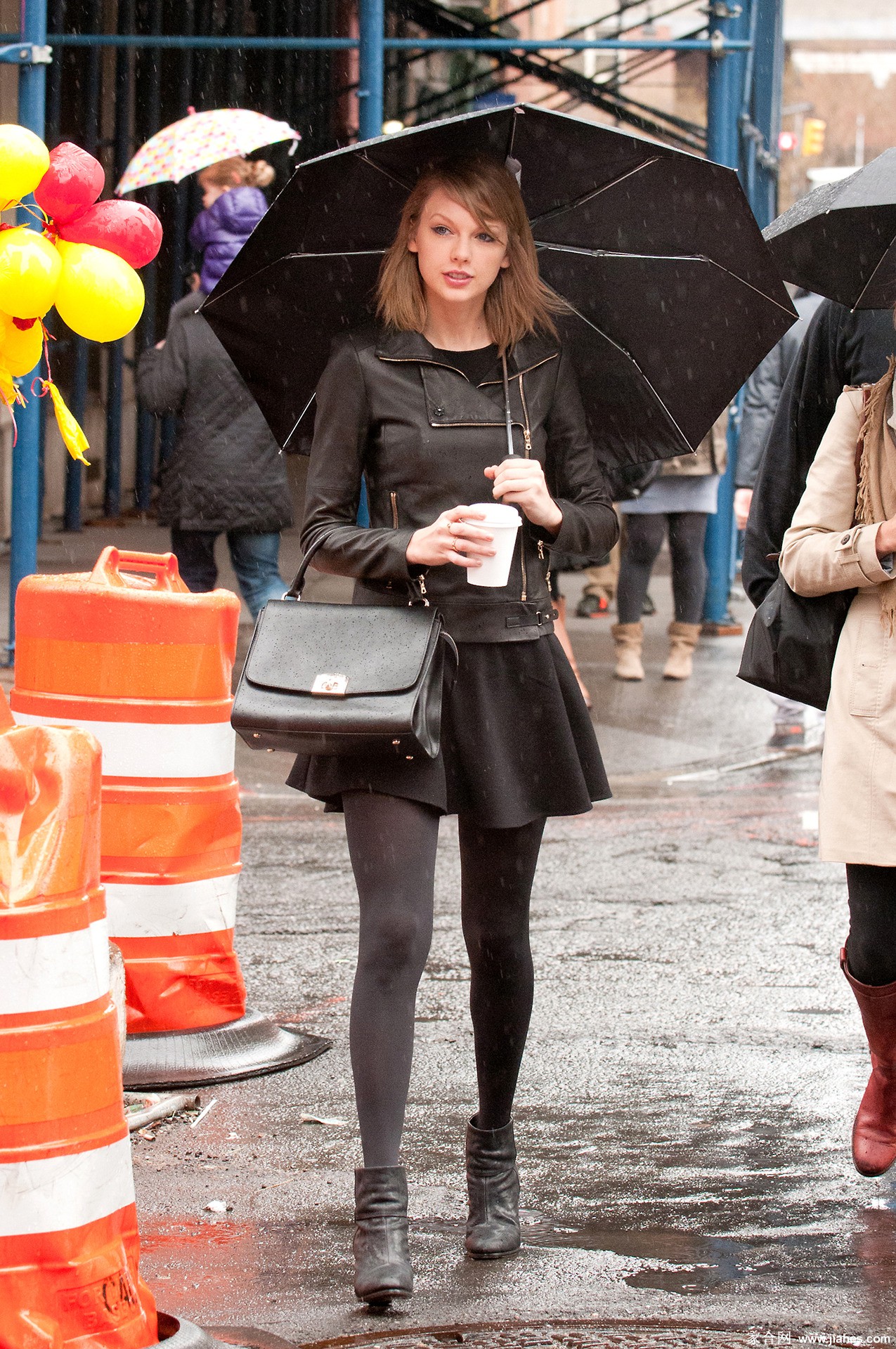 [CELEBRITY PANTYHOSE]Taylor Swift in nylon stockings,pantyhose,tights 3[9]