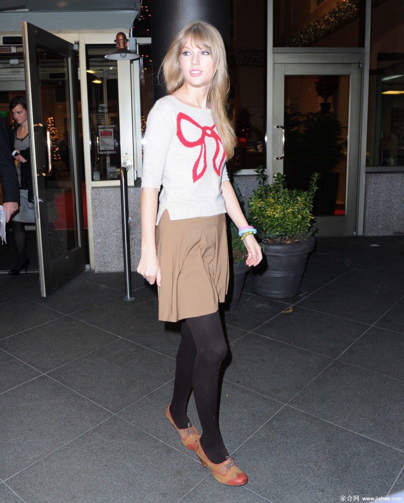 [CELEBRITY PANTYHOSE]Taylor Swift in nylon stockings,pantyhose,tights 7[6]