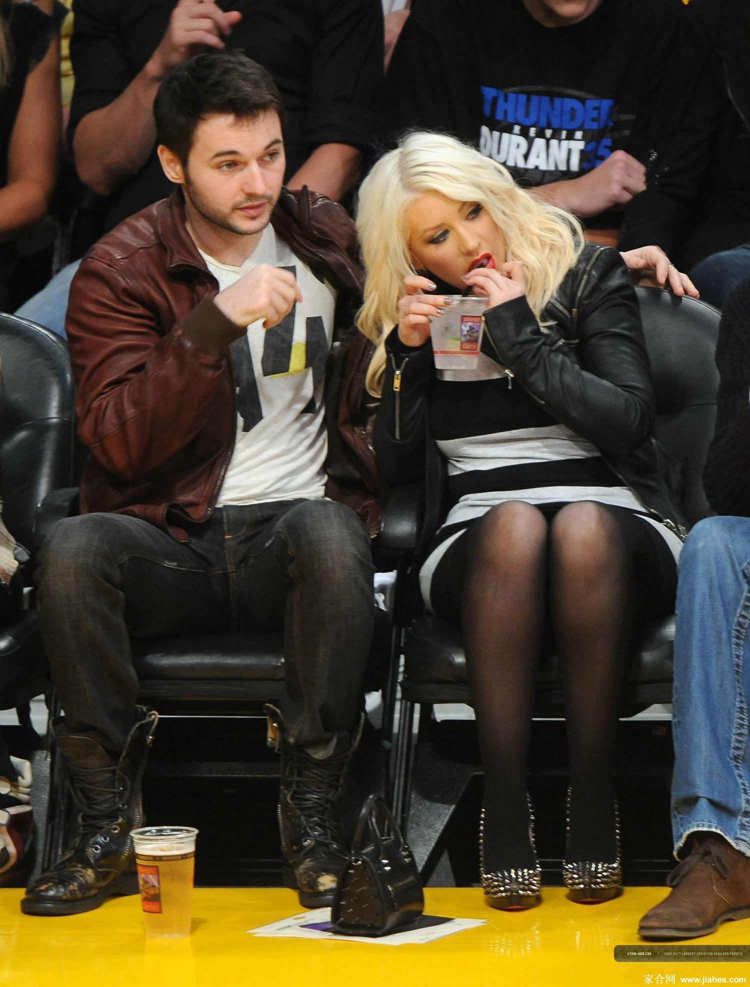 [CELEBRITY PANTYHOSE]Christina Aguilera in nylon stockings,pantyhose,tights[3]