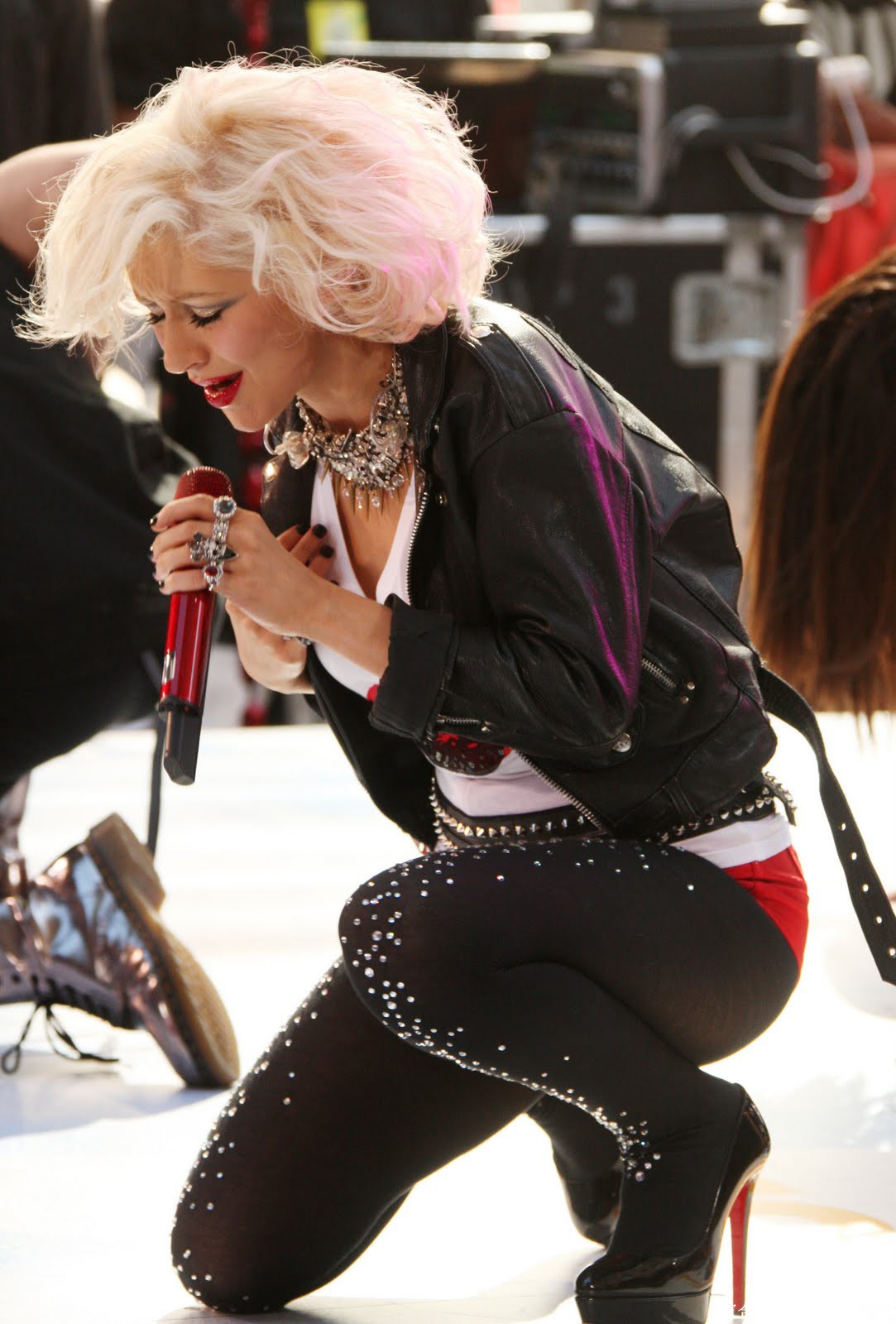 [CELEBRITY HOSIERY]Christina Aguilera in nylon stockings,pantyhose,tights 6[5]