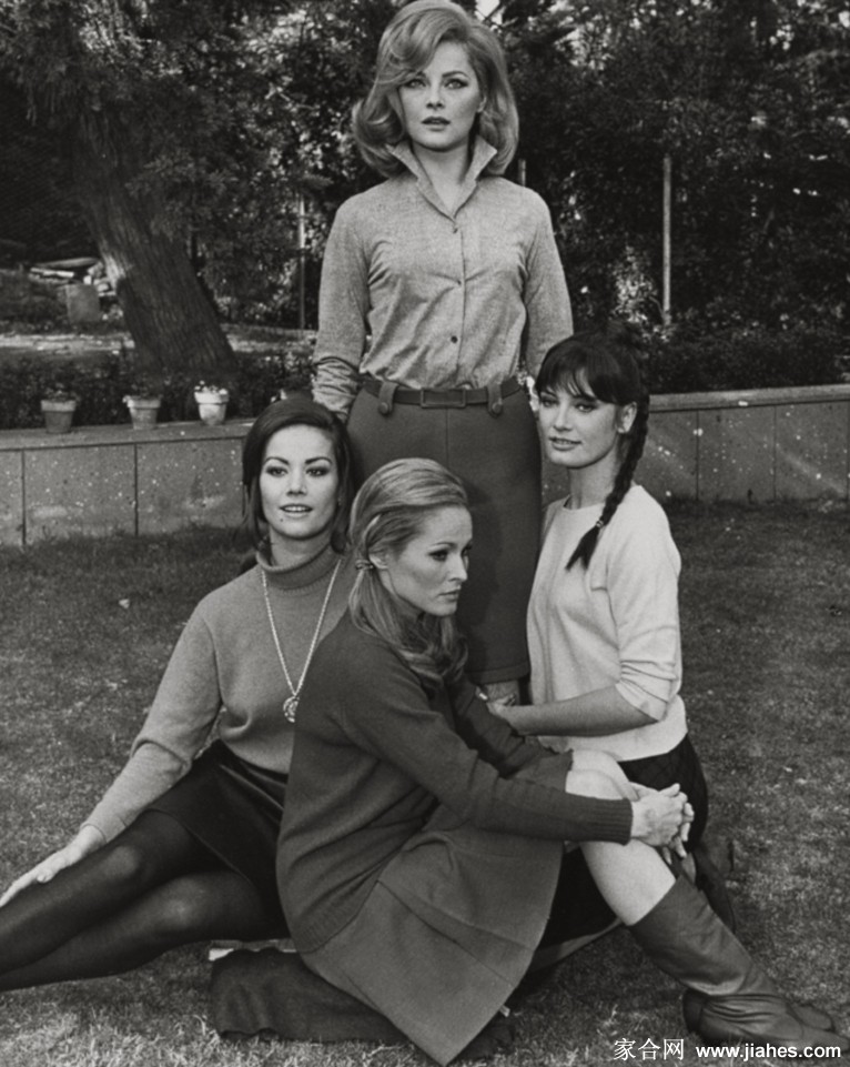 [CELEBRITY PANTYHOSE]Claudine Auger in nylon stockings,pantyhose,tights[7]