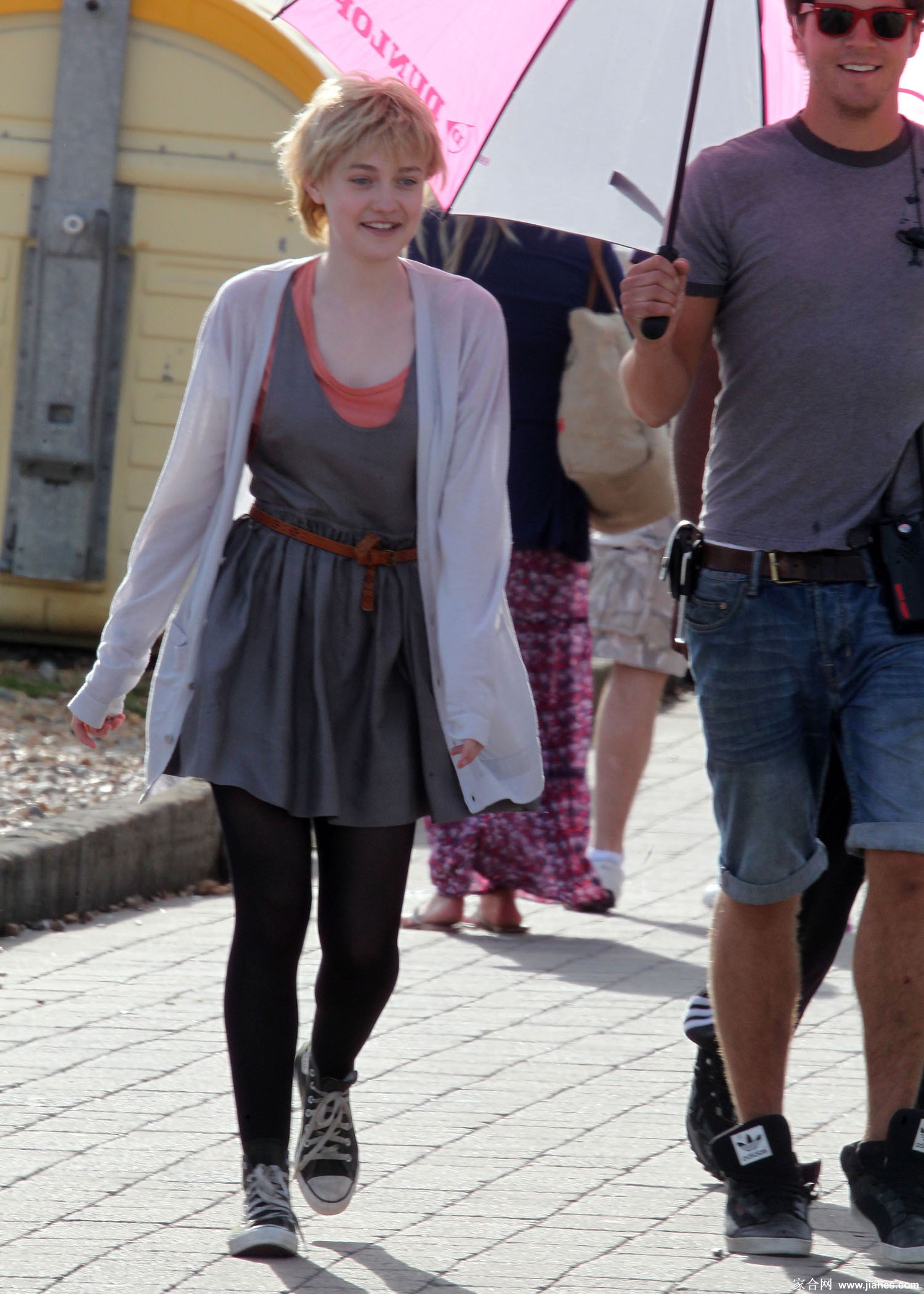 [CELEBRITY PANTYHOSE]Dakota Fanning in nylon stockings,pantyhose,tights 3[5]