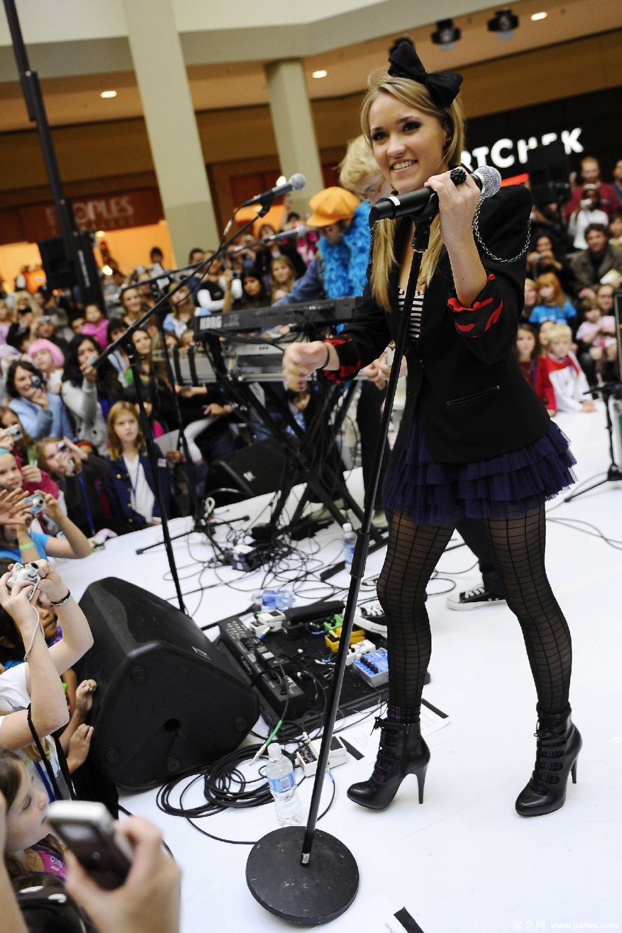[CELEBRITY PANTYHOSE]Emily Osment in nylon stockings,pantyhose,tights[5]