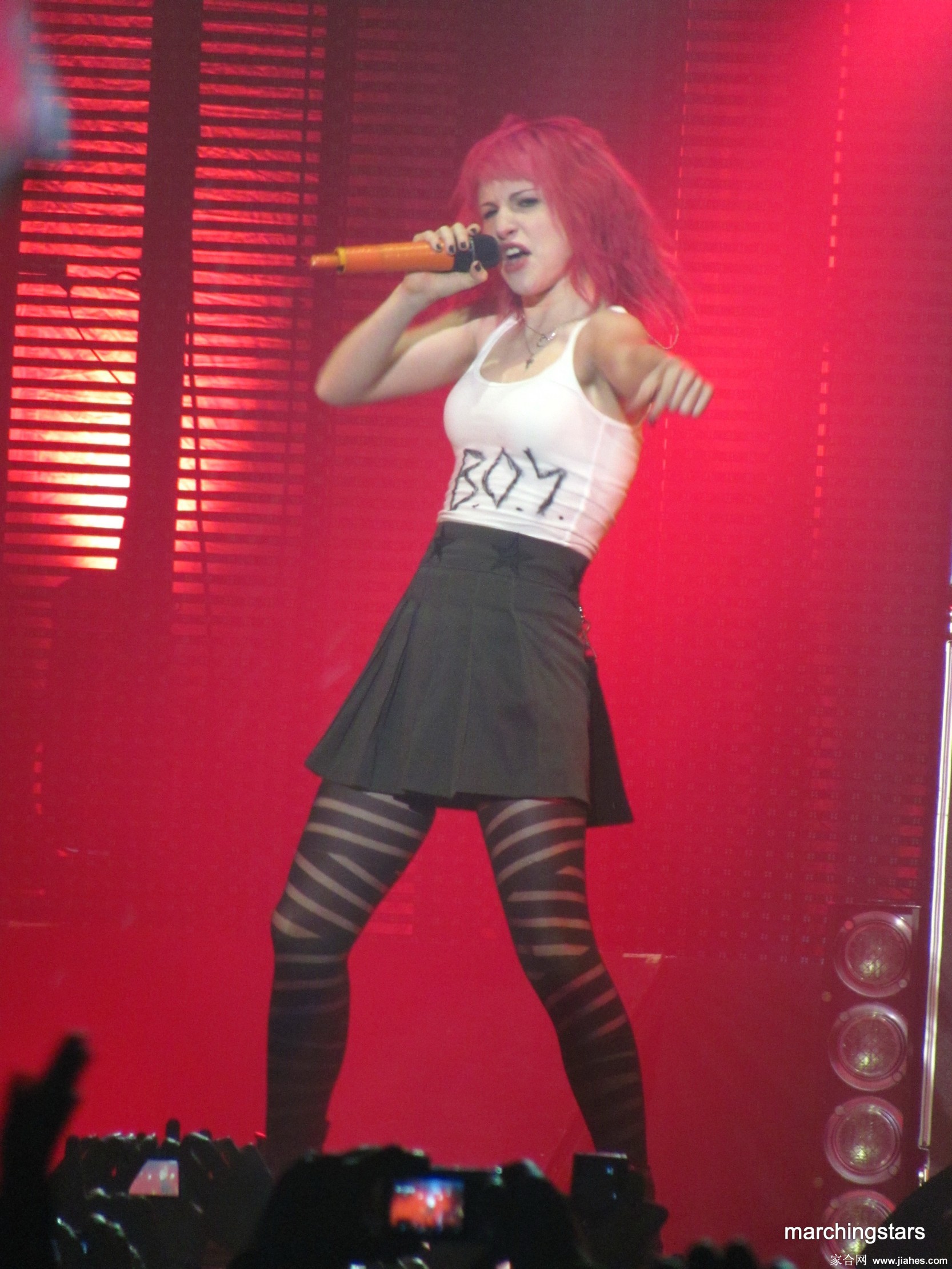 [CELEBRITY PANTYHOSE]Hayley Williams in nylon stockings,pantyhose,tights