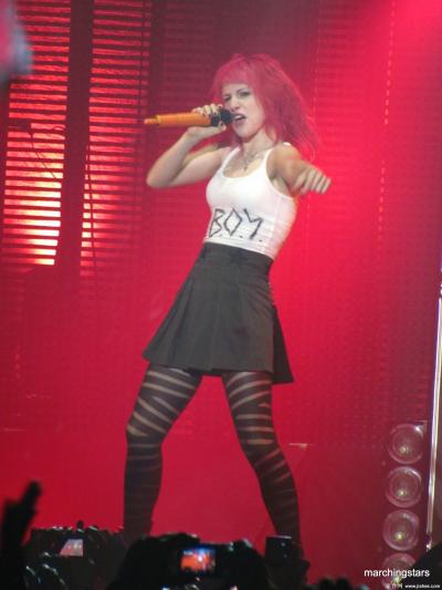 [CELEBRITY PANTYHOSE]Hayley Williams in nylon stockings,pantyhose,tights