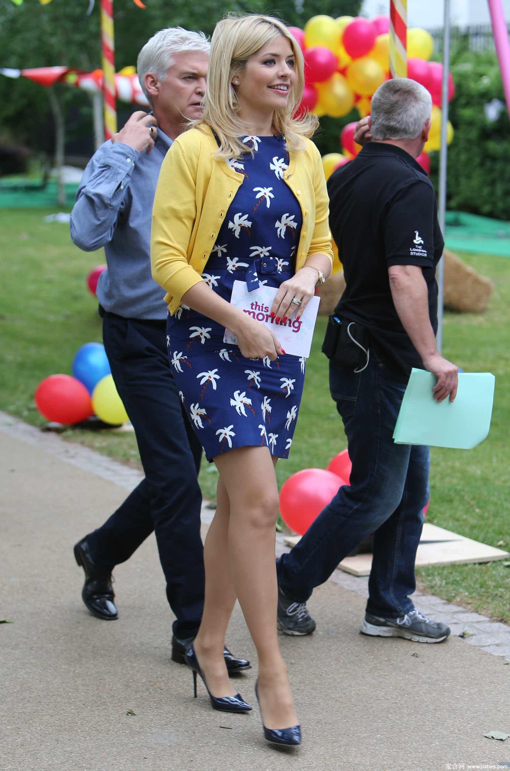[CELEBRITY PANTYHOSE]Holly Willoughby in nylon stockings,pantyhose,tights 2[3]