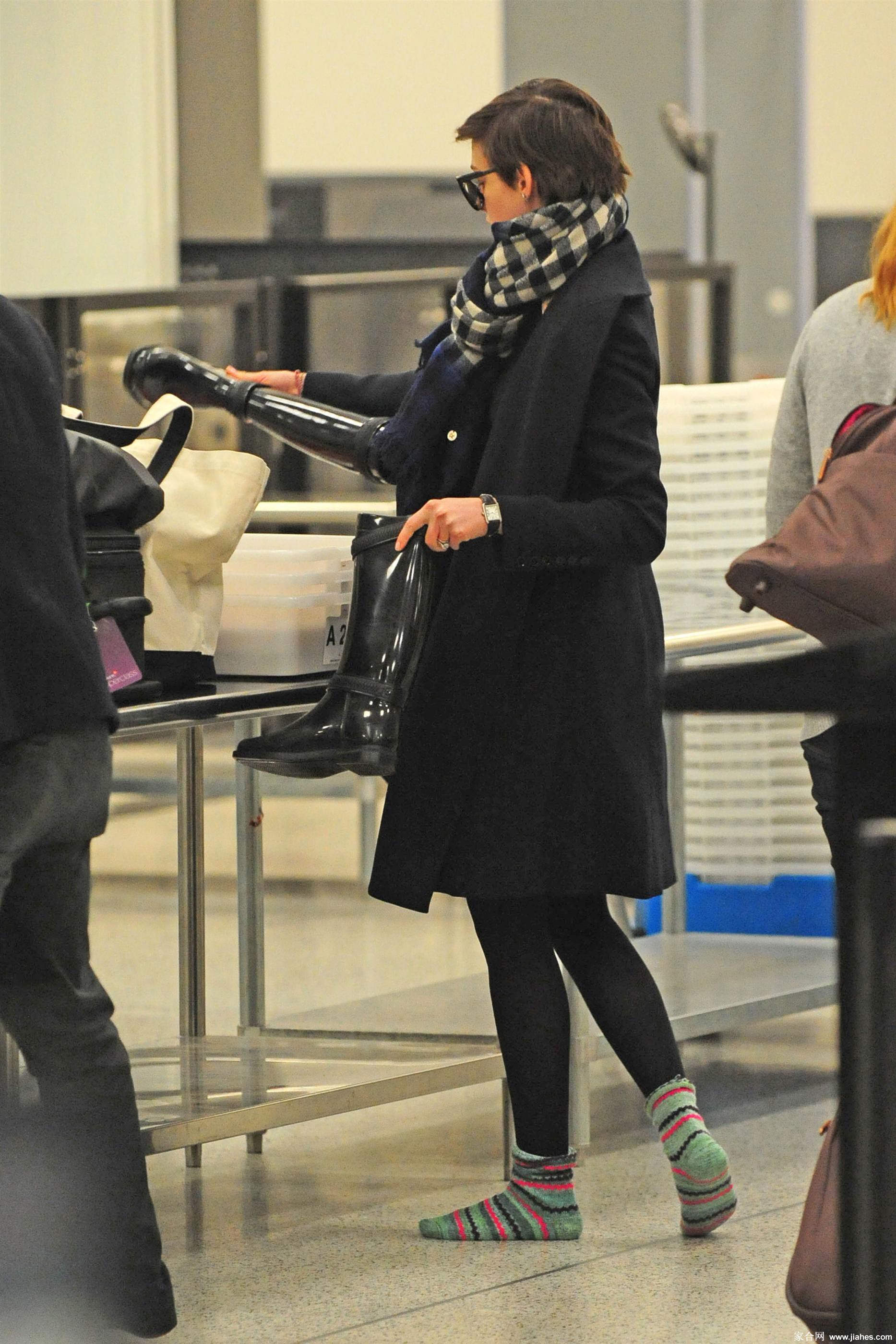 [CELEBRITY NYLON]Anne Hathaway in nylon stockings,pantyhose,tights 4[2]