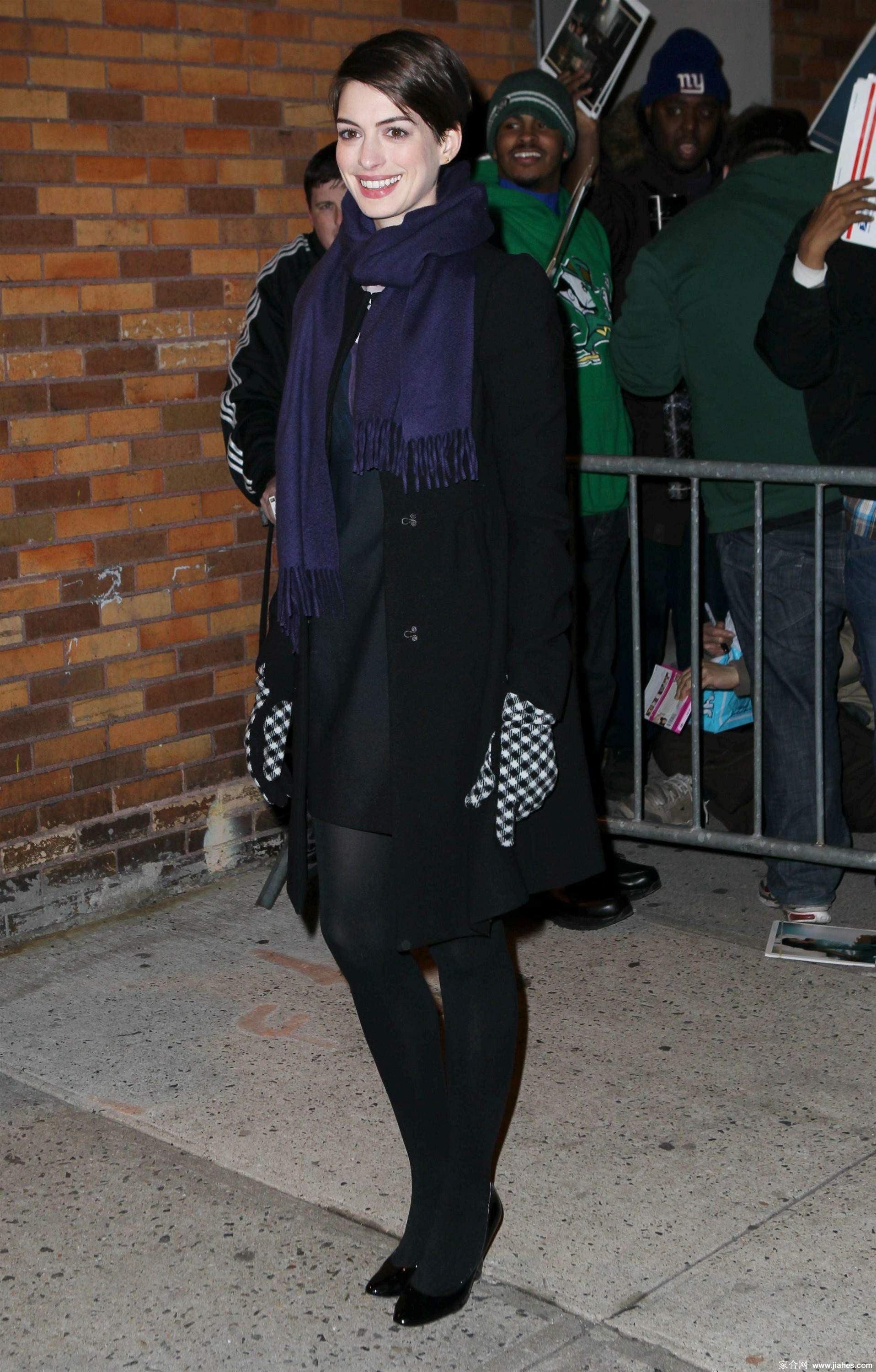 [CELEBRITY HOSIERY]Anne Hathaway in nylon stockings,pantyhose,tights 9[10]