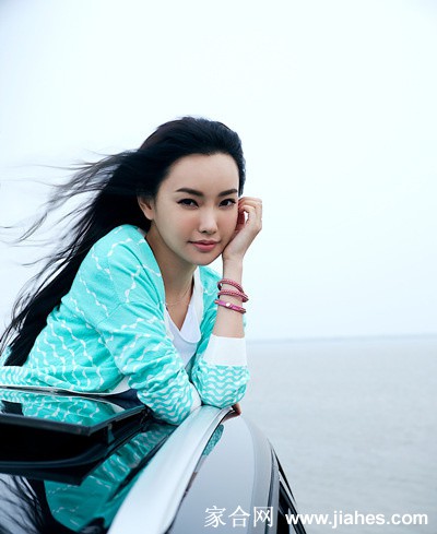 童菲红发丝飞舞尽显妩[2]