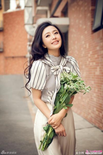 内地明星秦岚笑容甜美