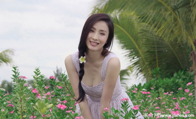 陶虹纯白裙装露甜蜜笑[2]