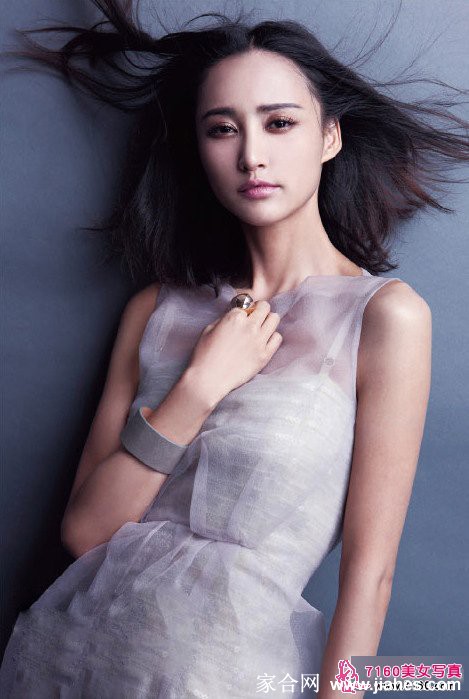 张歆艺知性拍摄杂志封[2]