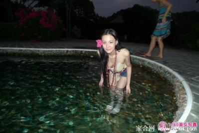 张馨予沙滩湿身照，挺