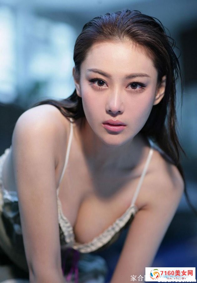 张馨予泳池嬉戏,传递[8]