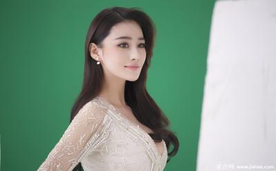 张馨予深V大方展露迷