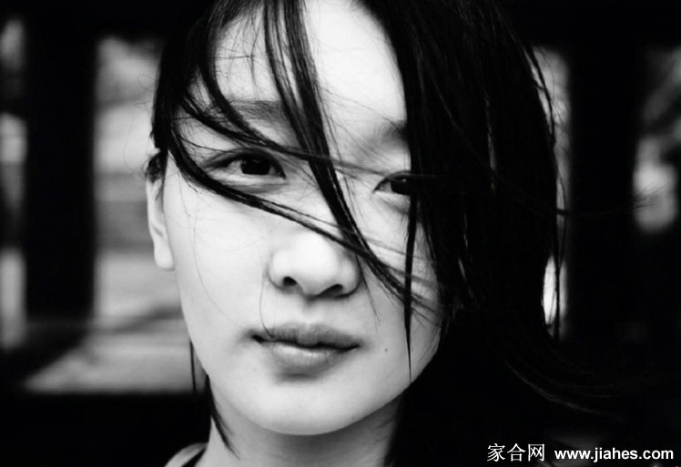 周冬雨短发黑白写真大片[3]