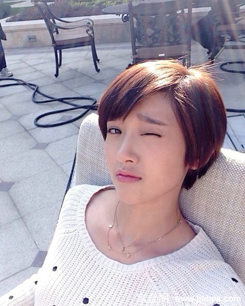 大眼睛清纯美女唐艺昕自拍照[17]