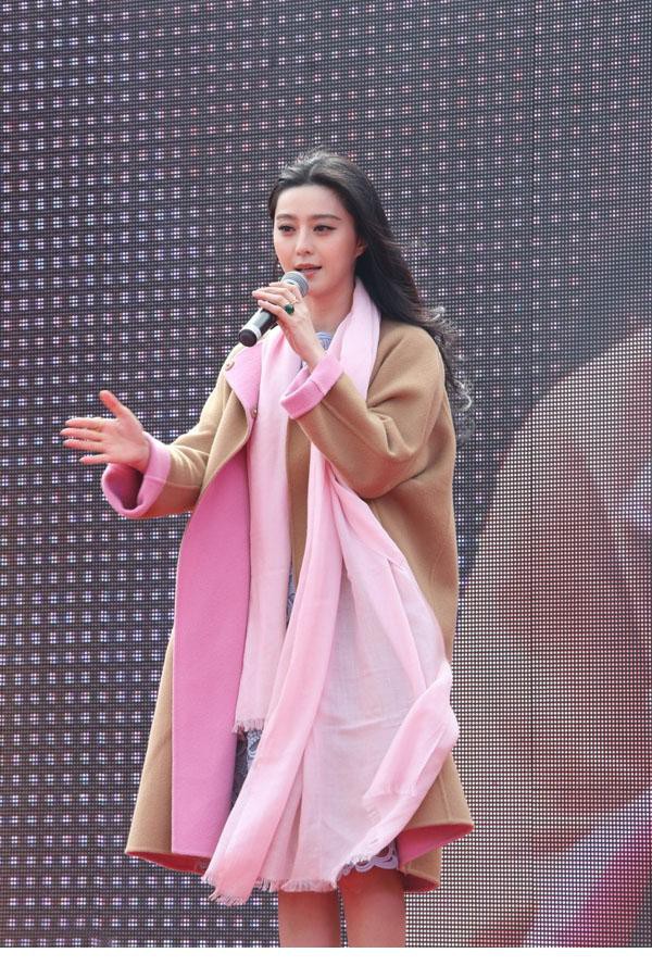 女神范冰冰寒风捞金不畏冷 长发飘飘露美腿[9]