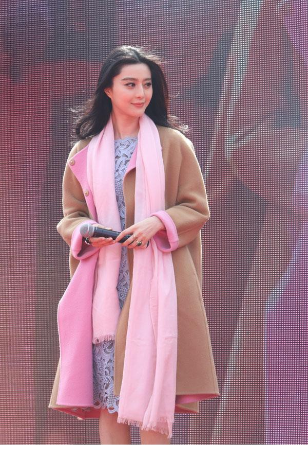 女神范冰冰寒风捞金不畏冷 长发飘飘露美腿[11]