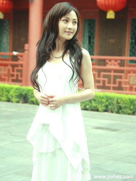 姚笛长发写真 女人味十足[3]