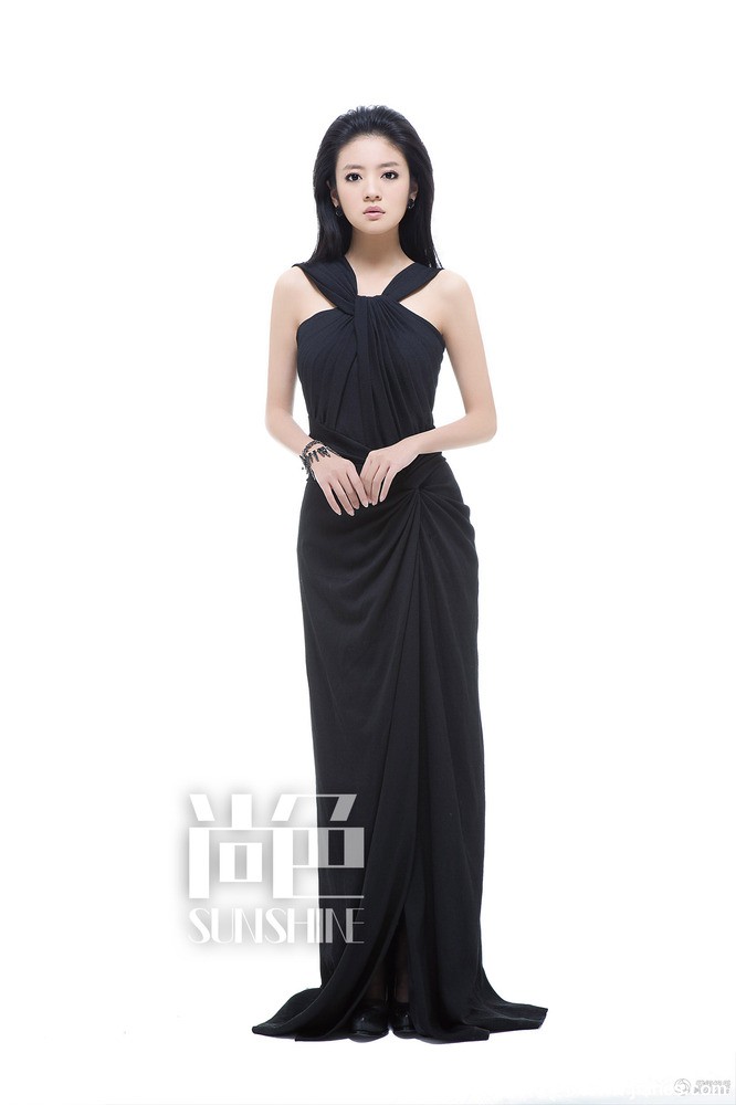 安以轩性感灵动登封面华美璀璨似女神[4]