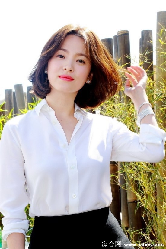 宋慧乔户外写真曝光 短发红唇女人味十足[4]