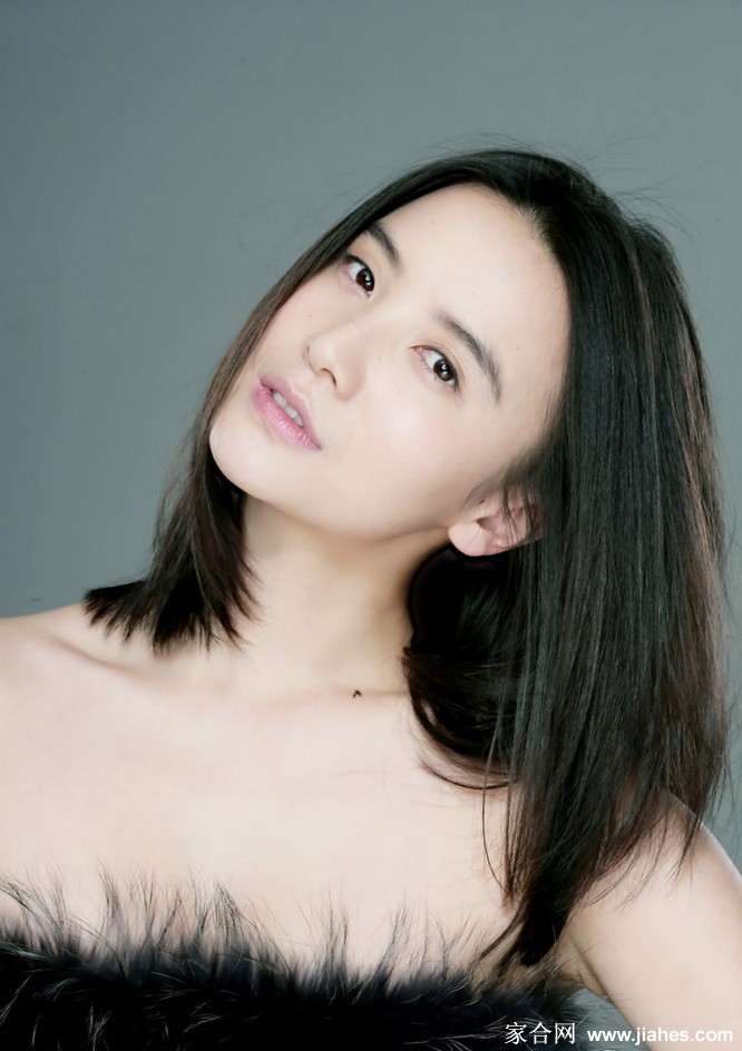 小宋佳最新裸妆写真 肤若凝脂笑意盈盈[4]