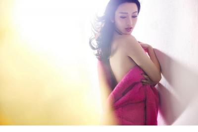 张俪最新妩媚诱惑写真 性感美背修长美腿