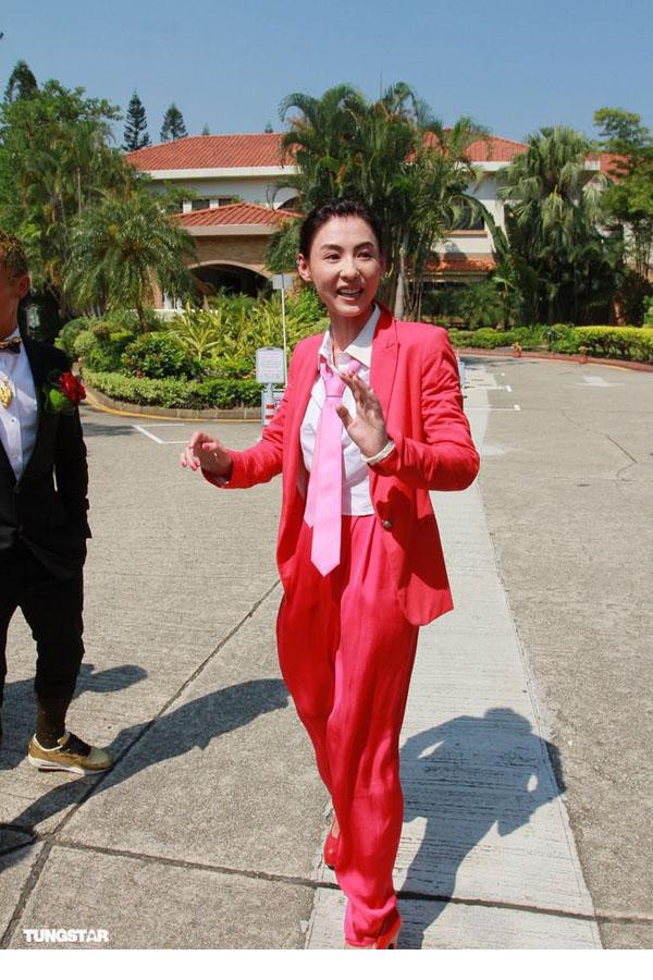 张柏芝红装参加弟弟婚礼 携两个儿子喜庆亮相[2]