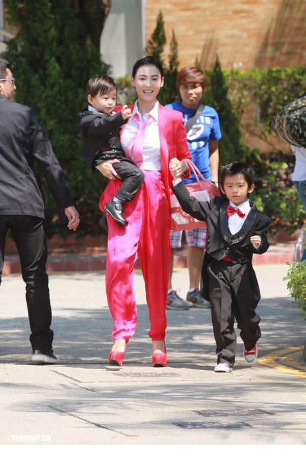张柏芝红装参加弟弟婚礼 携两个儿子喜庆亮相[3]
