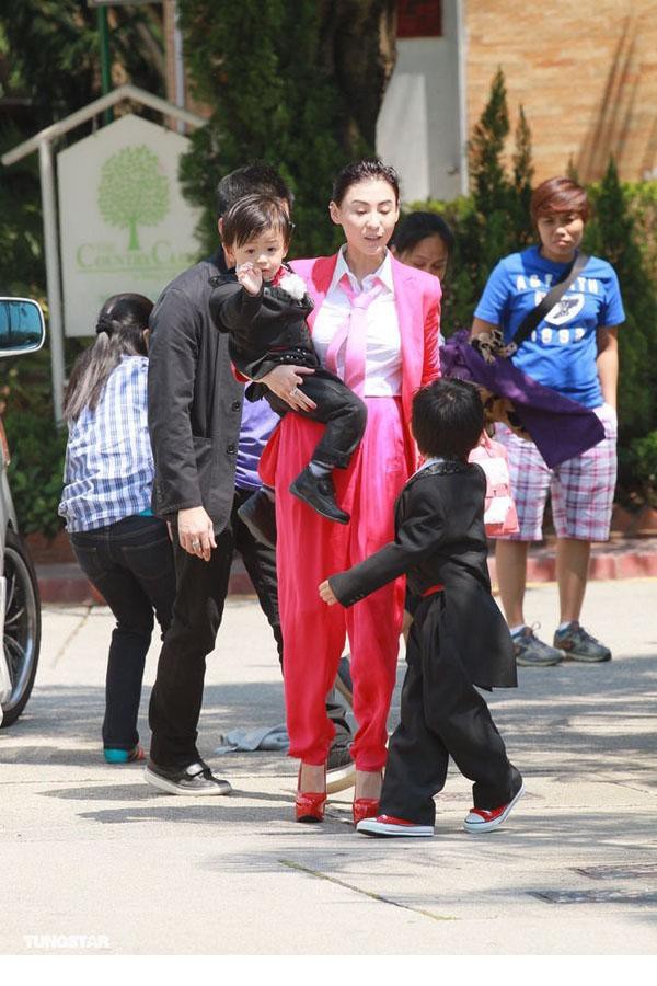 张柏芝红装参加弟弟婚礼 携两个儿子喜庆亮相[4]