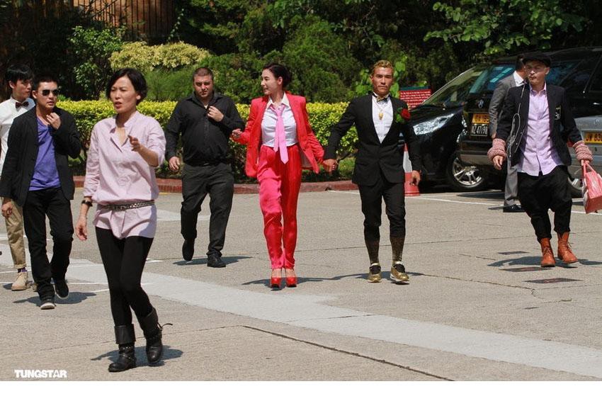 张柏芝红装参加弟弟婚礼 携两个儿子喜庆亮相[6]