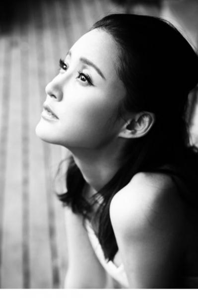 张歆艺黑白写真化身文艺女青年