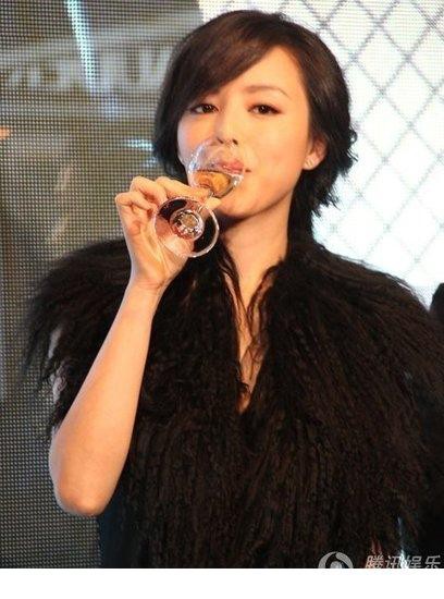 张静初黑裙配皮草显优雅[10]