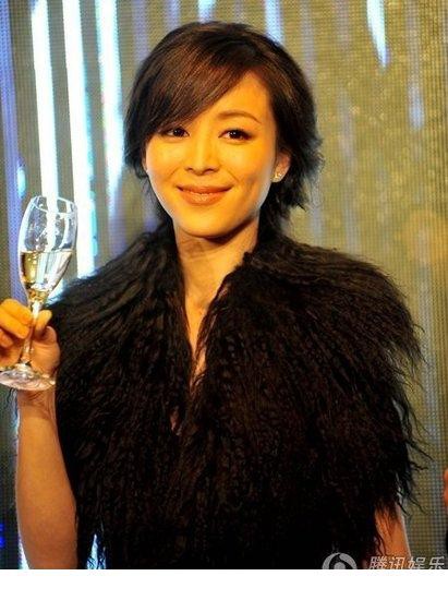 张静初黑裙配皮草显优雅[11]