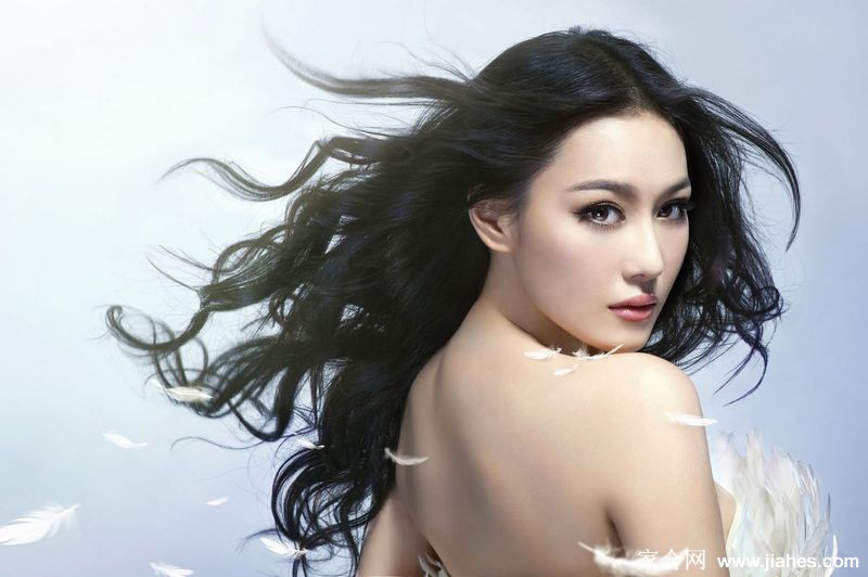 张馨予艳丽时尚写真[9]