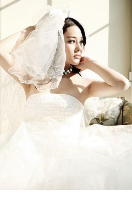 张馨予裸妆婚纱照甜美温馨[2]