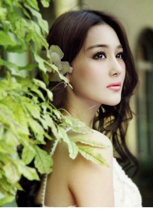 张馨予裸妆婚纱照甜美温馨[3]