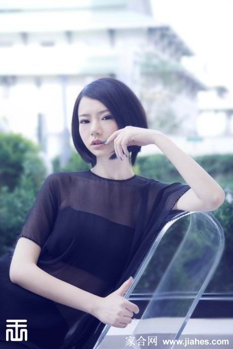 戚薇性感身材大秀美腿香肩[6]