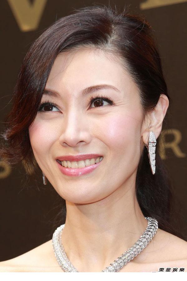 李嘉欣粉嫩裙装低胸亮相 上围疑缩水身材消瘦[4]
