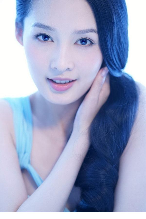 李沁水嫩气质迷人写真 白皙肌肤惹人眼[11]