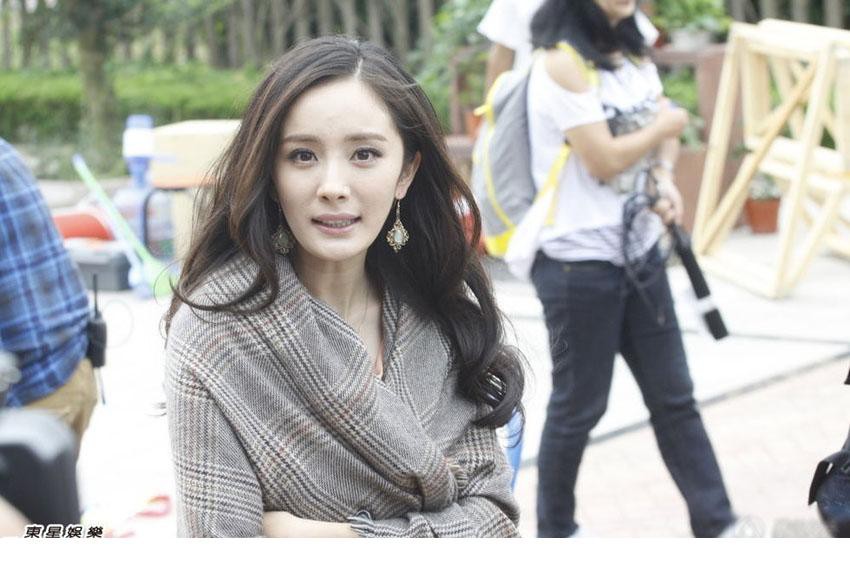 杨幂刘恺威拍戏亲密无间 上围丰满疑无内衣[10]